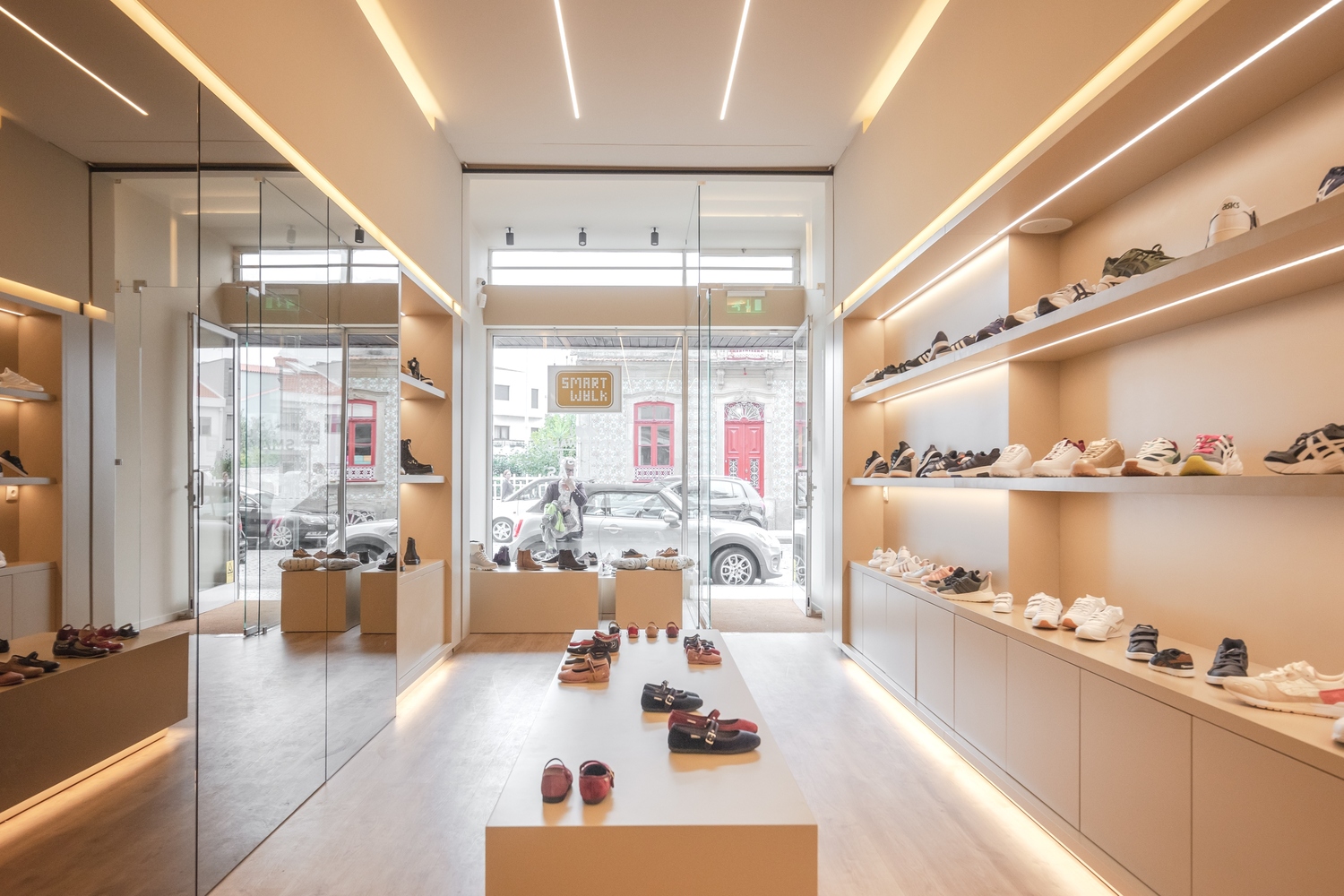 mẫu thiết kế cửa hàng giày