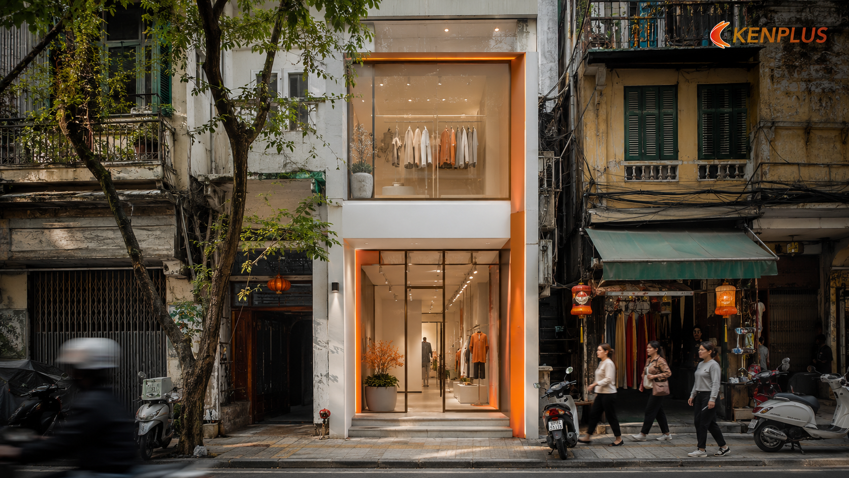Mặt tiền cửa hàng hẹp tại phố cổ Hà Nội được cải tạo hiện đại, hài hòa với kiến trúc cũ và không gian đường phố đông đúc.