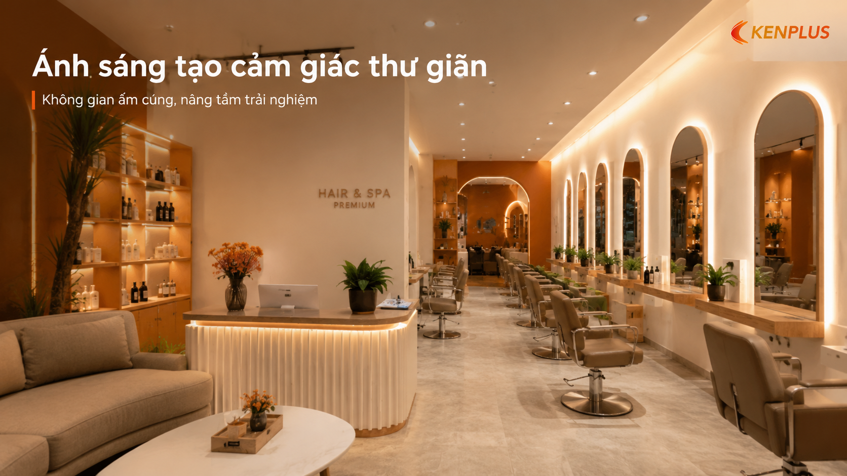 Hệ thống ánh sáng ấm kết hợp đèn gương giúp salon tóc tạo cảm giác thoải mái và làm việc thuận tiện.