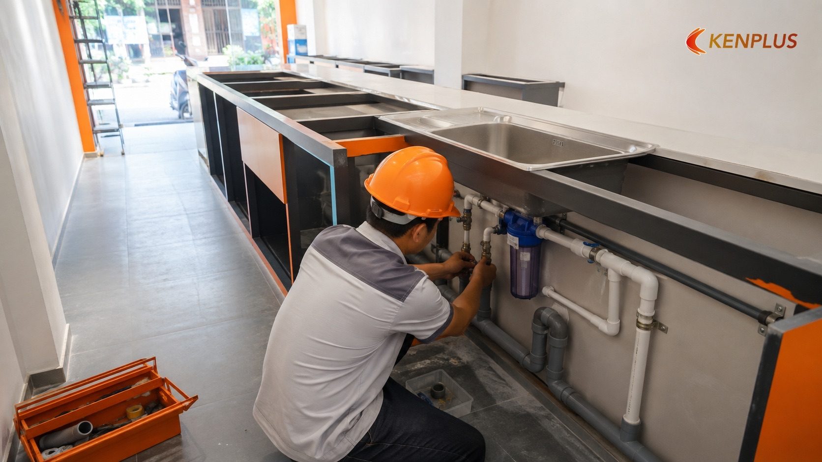 Bước 3: Lắp đặt hệ thống cấp thoát nước cho quầy pha chế Bước 3: Lắp đặt hệ thống cấp thoát nước cho quầy pha chế — Quy trình thi công quán trà sữa tại Ninh Bình: từ mặt bằng…