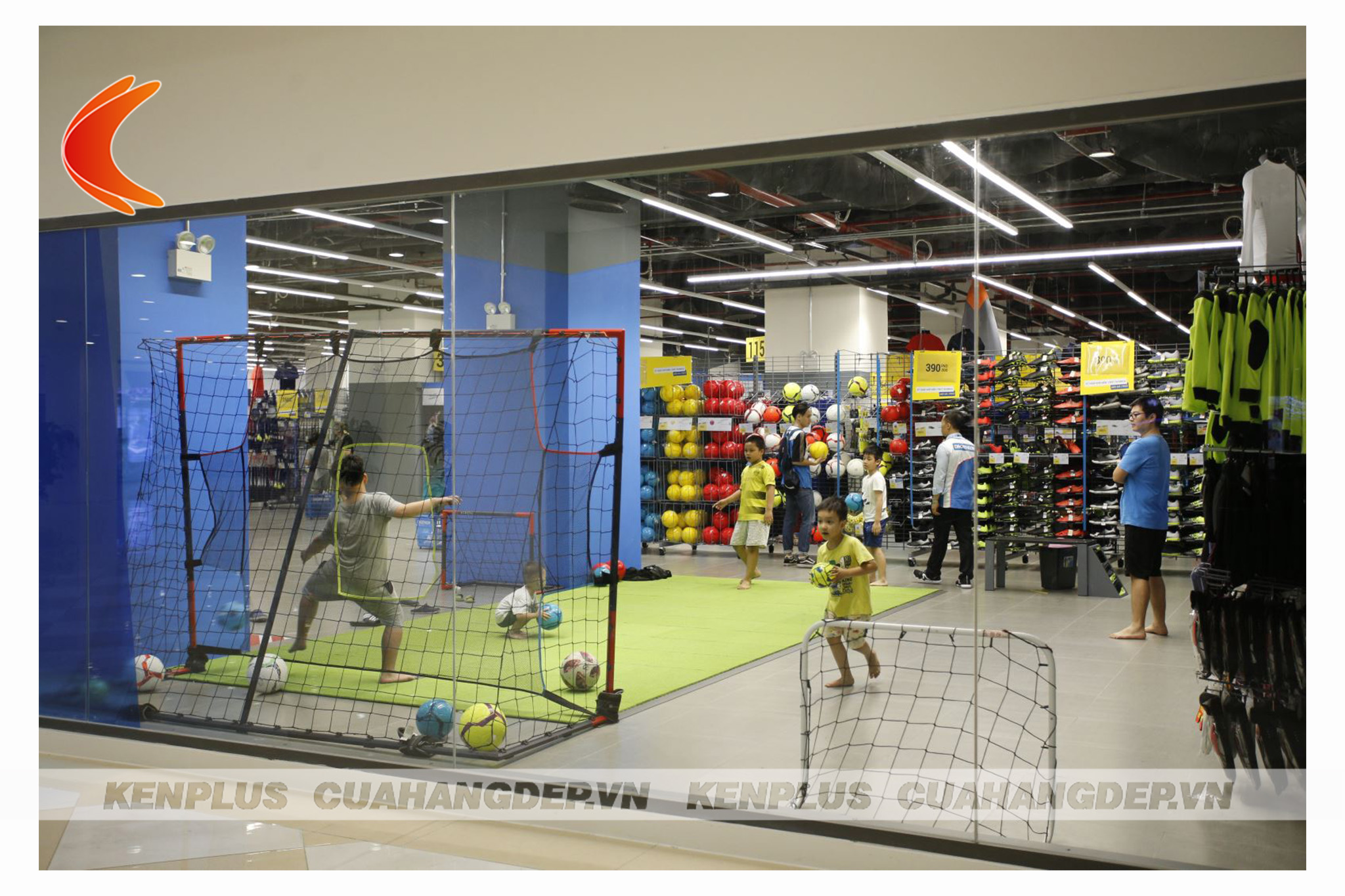Thiết kế shop thời trang có khu vực trải nghiệm sản phẩm