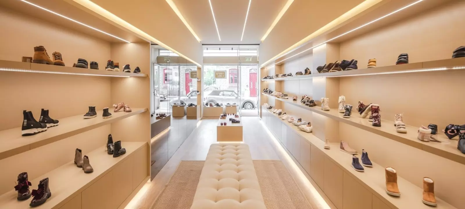 Mẫu thiết kế shop giày cao cấp Vila Conde