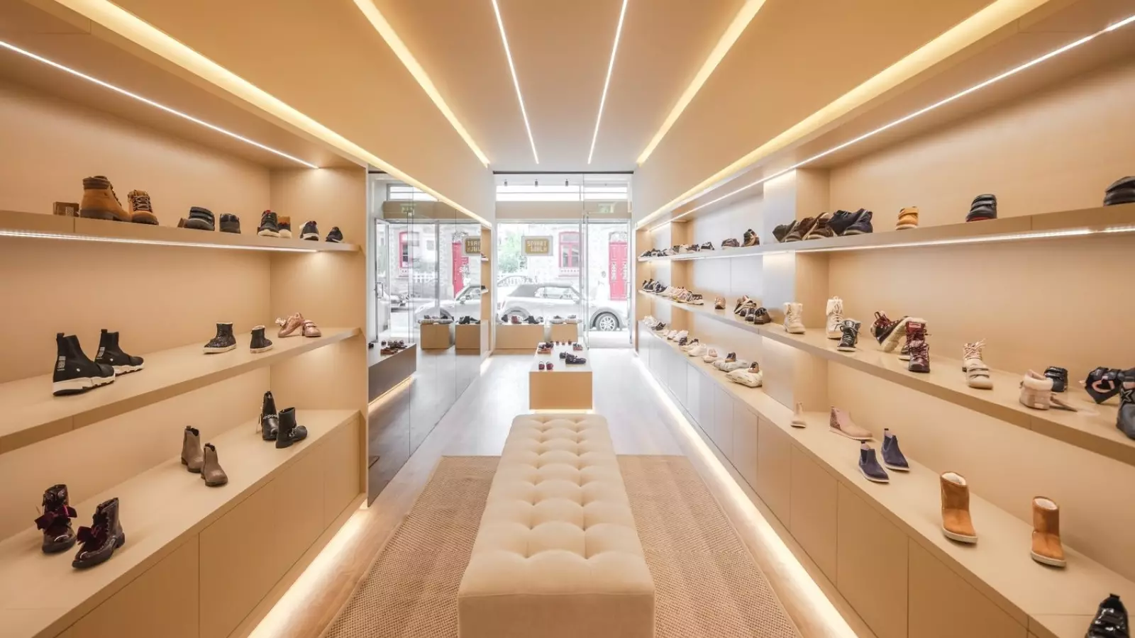 Mẫu thiết kế shop giày cao cấp Vila Conde